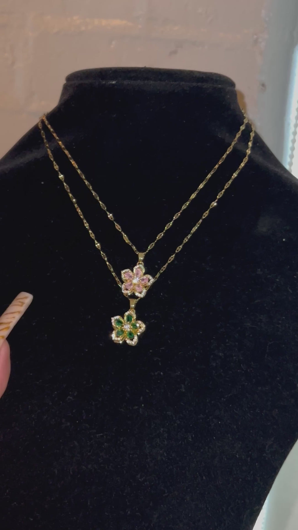 Green Spinning Hibiscus Necklace